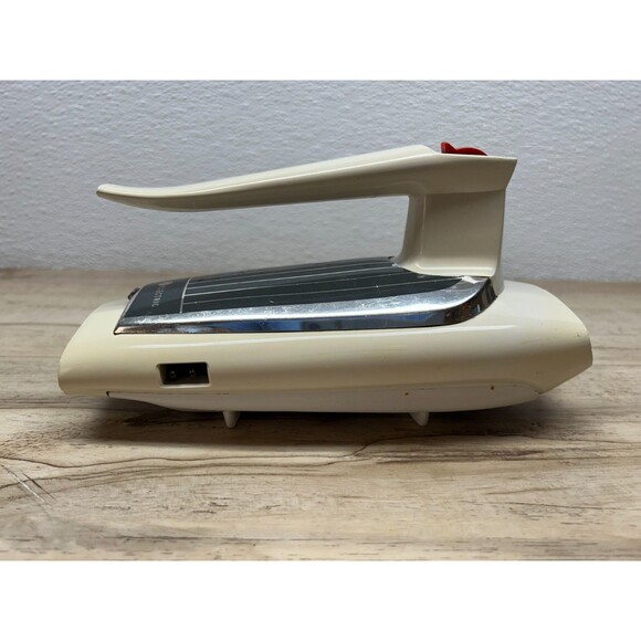 Vintage 1960s General Electric Portable 3 Speed Hand Electric Mixer Model 20M47 - Picture 3 of 16